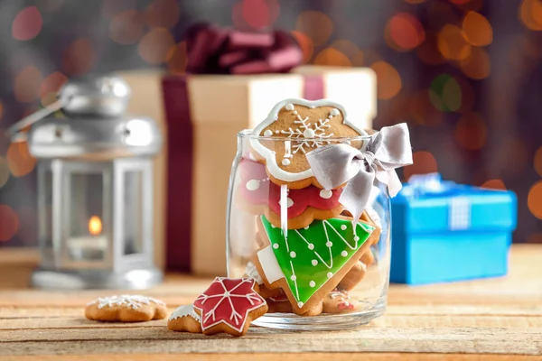 Ahşap masa üzerinde Noel kurabiyeleri ile Cam Kavanoz