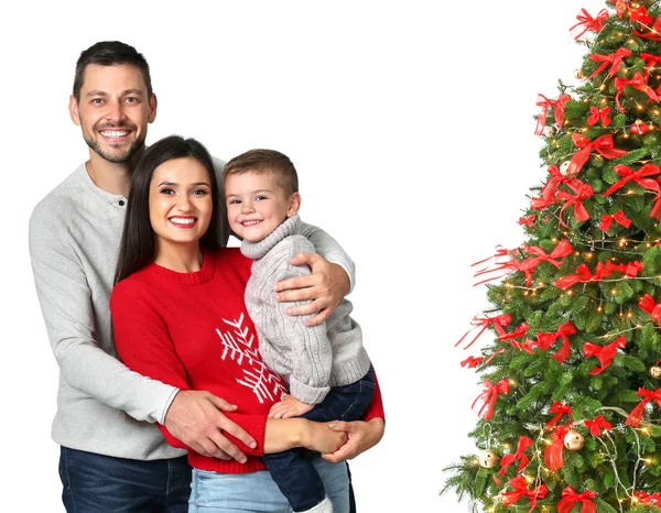 Famiglia felice con albero di Natale decorato su sfondo bianco — Foto Stock