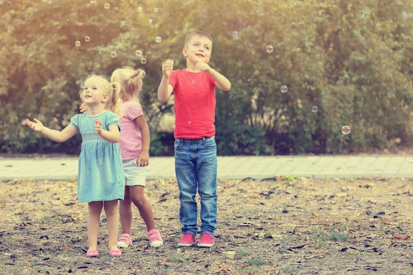 Niedliche kleine Kinder spielen im Park — Stockfoto