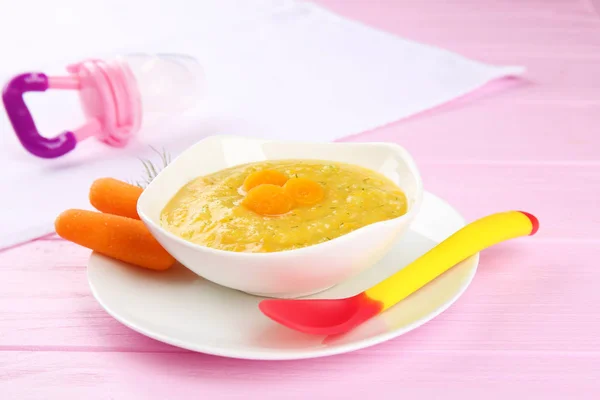 板的奶油婴儿蔬菜汤在桌上 — 图库照片