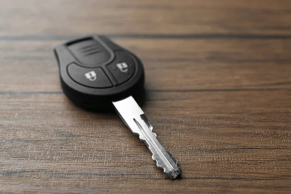 Llave del coche sobre fondo de madera — Foto de Stock