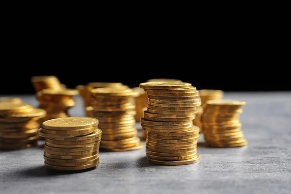 Monedas apiladas en la mesa — Foto de Stock