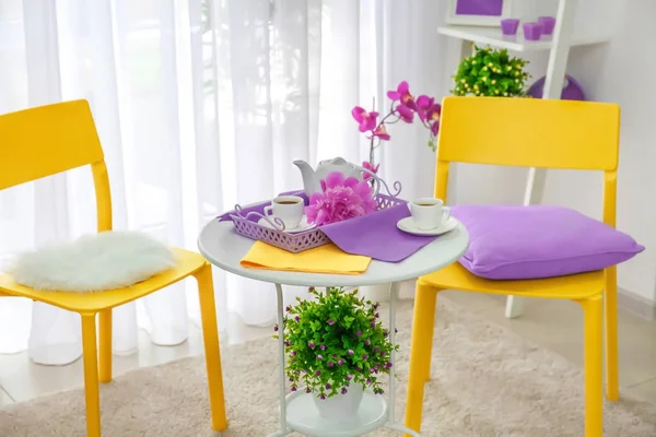 Lila renk tonları hafif modern oda içi