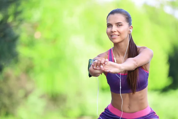 Mujer joven deportiva entrenando en el parque — Foto de Stock