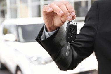 Satıcı ile anahtar yeni araba açık havada yakınındaki