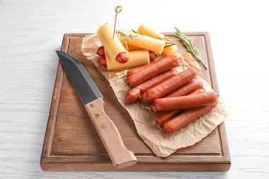 Ahşap tahta üzerinde lezzetli sosis