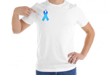 Mavi kurdele beyaz arka plan üzerinde olan genç adam. Prostat kanseri kavramı