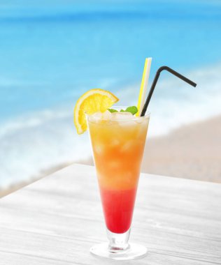 Okyanusun kokteyl ve güzel manzaralı cam