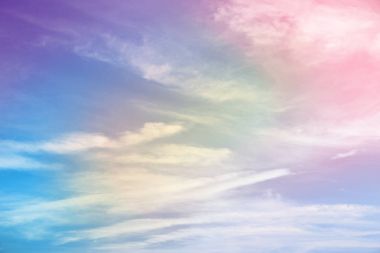 Renkli tonda gökyüzü bulutlu