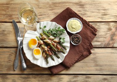 Plaka pastırma ile kuşkonmaz masada sarılmış.