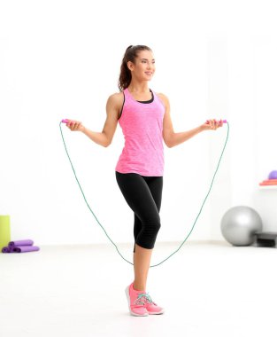 Spor salonunda ip atlama ile genç kadın