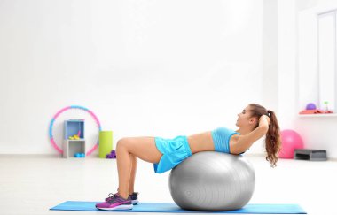 Spor topu olan genç bir kadın.