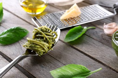 Mutfak eşyaları ile makarna yemek 