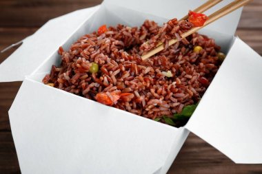 Kağıt konteyner ile kahverengi pirinç pişmiş  