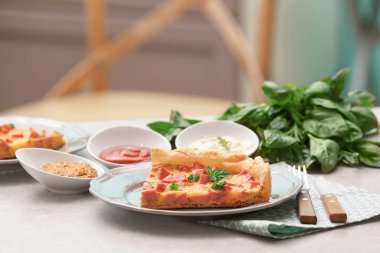 Lezzetli sosis güveç masada dilim ile plaka