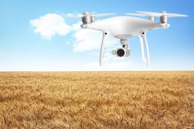 Quadcopter alanın üzerine uçan kamera ile