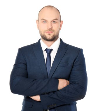 Beyaz arka plandaki genç adam.