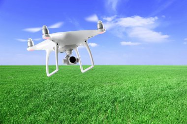 Quadcopter alanın üzerine uçan kamera ile