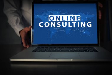 Laptop ve adam arka plan üzerinde. Danışmanlık hizmeti kavramı