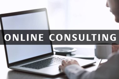 Dizüstü bilgisayar Office ile çalışan adam. Danışmanlık hizmeti kavramı