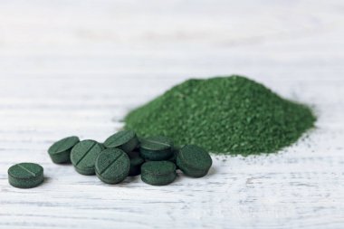 Spirulina toz ve tabletler masada