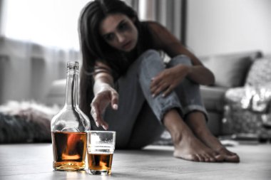 Sarhoş kadın cam ve alkol içki katta şişe sonra ulaşan