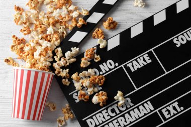 karamelli patlamış mısır ve film tokmağı  