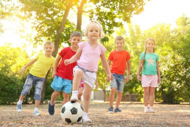 Şirin çocuk parkı top ile oyun