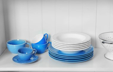 Mutfakta dishware ayaklıklı beyaz depolama