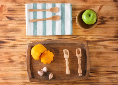 Havlu ve mutfak gereçleri ile kompozisyon 