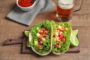 Kurulu ile lezzetli karides yemek masada