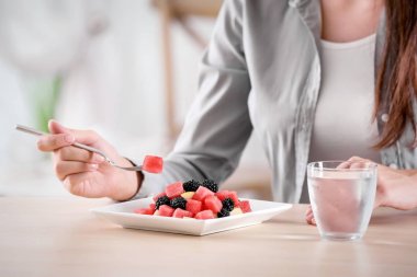 Karpuz ile taze salata yemek kadın 