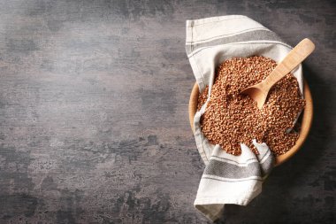 Ham buğday ile kase 