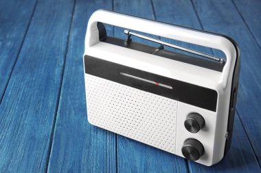 radyo alıcısı masada