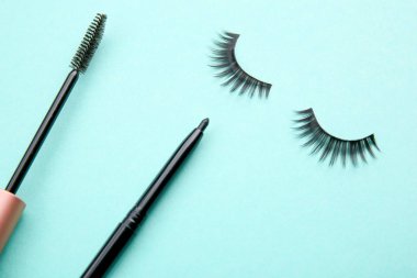 Sahte kirpik makyaj için ayarla 