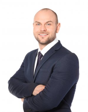 Beyaz arka plandaki genç adam.