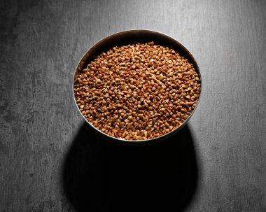 Ham buğday ile kase 