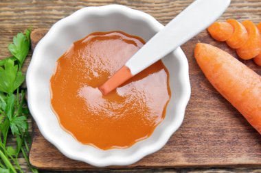 Ahşap masa üzerinde bebek maması ile çanak