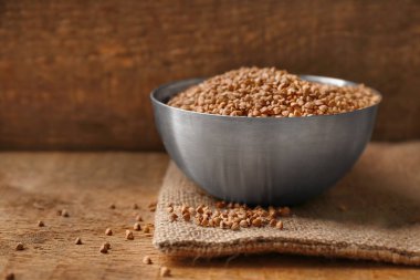 Ham buğday ile metal kase 