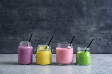 Kavanoz ile lezzetli smoothie 