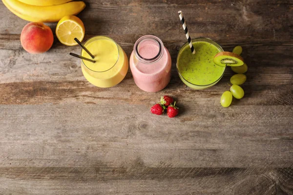 Složení s smoothie na dřevěný stůl — Stock fotografie