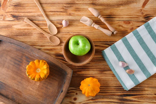 Samenstelling met handdoek en keukengerei — Stockfoto