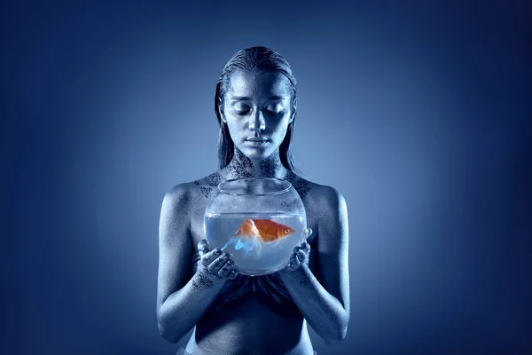 Młoda kobieta z niesamowite ultrafioletowe jako ryby — Zdjęcie stockowe
