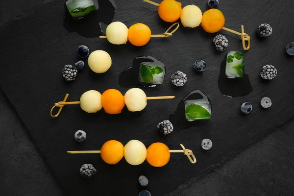 Свежие шарики дыни на тарелке — стоковое фото