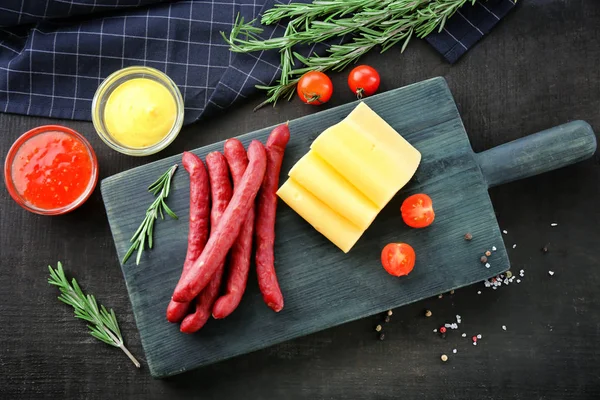 Composición con deliciosas salchichas ahumadas — Foto de Stock