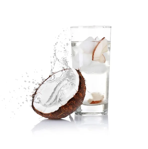 Vaso de agua de coco y nuez —  Fotos de Stock