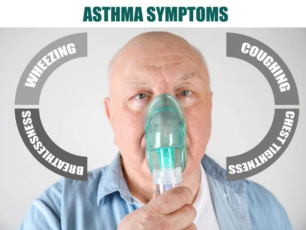 Senior man with asthma machine and list of symptoms on grey background — Stock Photo, Image