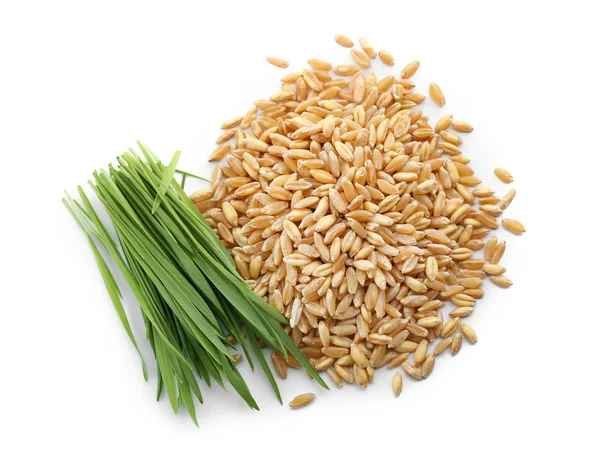 Pilha de sementes e grama de trigo no fundo branco — Fotografia de Stock