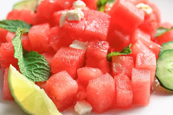 Teller mit frischem Salat aus Wassermelone — Stockfoto