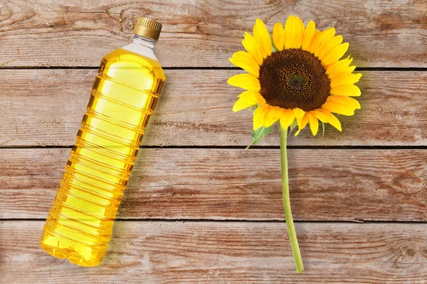 Botella de aceite de cocina con girasol —  Fotos de Stock